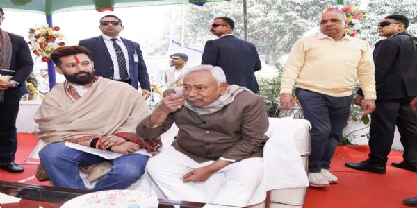 मकर संक्रांति के अवसर पर लोजपा (रामविलास) द्वारा आयोजित दही-चूड़ा भोज में शामिल हुए मुख्यमंत्री