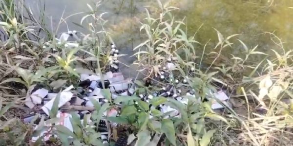 जालौन की नहर में बहती मिली सरकारी दवाएं, सीएमओ ने शुरू की जांच