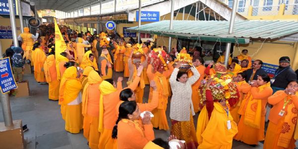 देश-विदेश से लौटे 18 ज्योति कलश शांतिकुंज पहुंचे