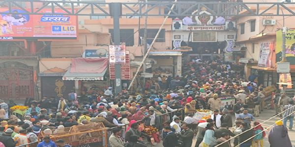 मकर संक्रांति पर अयोध्या में उमड़ा आस्था का जनसैलाब, पांच लाख श्रद्धालुओं ने लगाई सरयू में डुबकी