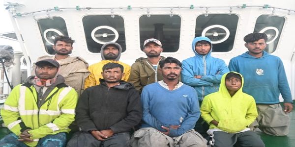 पोरबंदर के पास आईसीजी ने पाकिस्तानी नाव जब्त की, चालक दल के 9 सदस्य हिरासत में