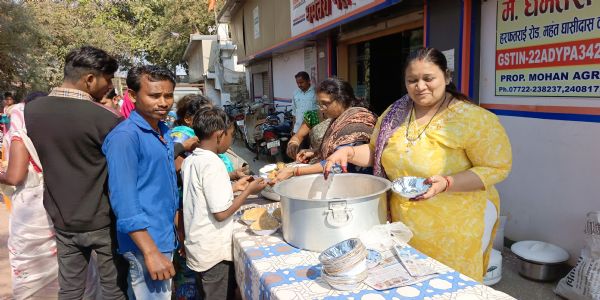 धमतरी : मकर संक्रांति के अवसर पर हुआ प्रसादी वितरण