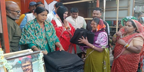 शीत वस्त्र वितरण कार्यक्रम में शामिल हुईं भारती घोष, खड़गपुर चर्चा में