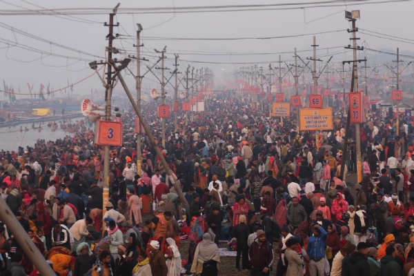 मकर संक्रांति पर्व पर श्रद्धालुओं की अपार भीड़ का छाया चित्र