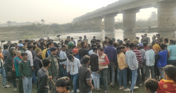 मुजफ्फरपुर नदीं के किनारे चार शवों को पोस्टमार्टम के लिए भेजते पुलिस अधिकारीगण