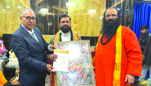 मनोनयन पत्र देते हुए रविन्द्र पुरी व डा. सुनील बत्रा