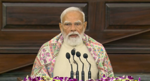 प्रधानमंत्री नरेंद्र मोदी सम्मेलन को संबोधित करते हुए