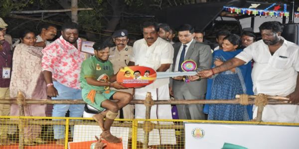 बालामुरुगन ने पहला पुरस्कार जीता।