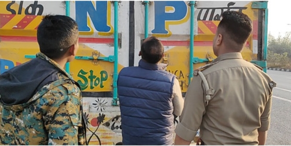 पोस्ता दाना से भरी लॉरी को जब्त करती पुलिस