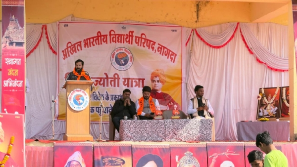 सभा को संबोधित करतेहुए