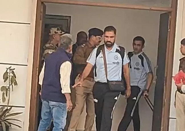 इंदौर पहुंचे भारतीय खिलाड़ी एयरपोर्ट से बाहर आते हुए इंदौर पहुंचे भारतीय खिलाड़ी एयरपोर्ट से बाहर आते हुए