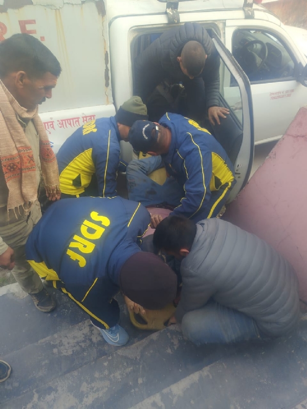 पुलिस और एसडीआरएफ टीम ने घायलों को रेस्क्यू कर पहुंचाया अस्पताल।।