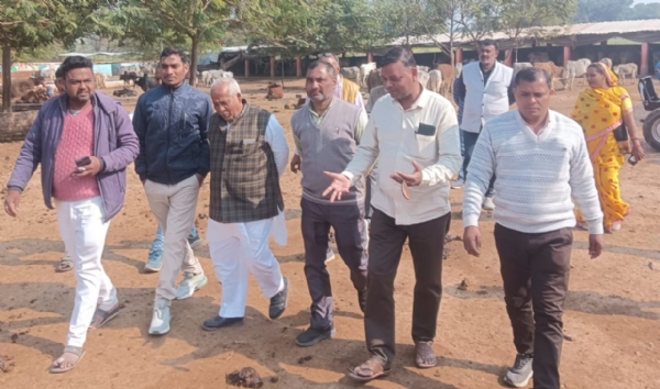 महुगढी गौशाला में रखे पशुओ की जानकारी लेते विश्व हिन्दु परिषद के विभाग  मंत्री रामचंद्र शुक्ल।