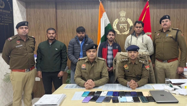 गुरुग्राम पुलिस की गिरफ्त में साइबर ठगी करने के आरोपी।