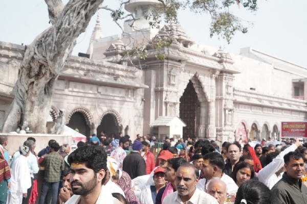 श्री काशी विश्वनाथ दरबार में कतारबद्ध श्रद्धालु