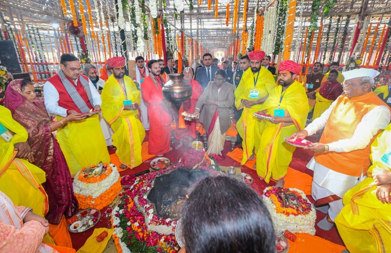 यज्ञ की पूर्णाहुति देती हुईं राष्ट्रपति द्रौपदी मुर्मु, साथ में राजस्थान के मुख्यमंत्री भजनलाल शर्मा एवं राज्यपाल हरिभाऊ बागड़े।