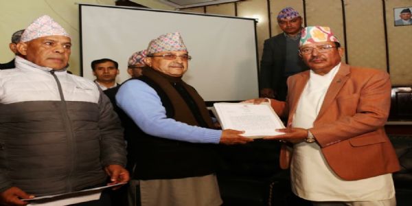 निर्वाचन आयोग को दस्तावेज सौंपते देउवा गुट के नेता