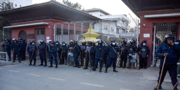 निर्वाचन आयोग के मुख्य द्वार पर खड़ी पुलिस