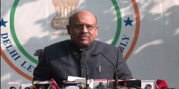 दिल्ली विधानसभा अध्यक्ष विजेंद्र गुप्ता शुक्रवार को अपने आवास पर प्रेस कांफ्रेंस करते हुए