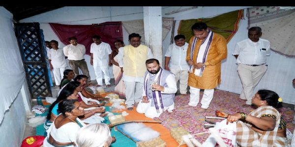 जीआई टैग मिलने पर खुशी जाहिर करते हुए आयोग के अध्यक्ष मनोज कुमार