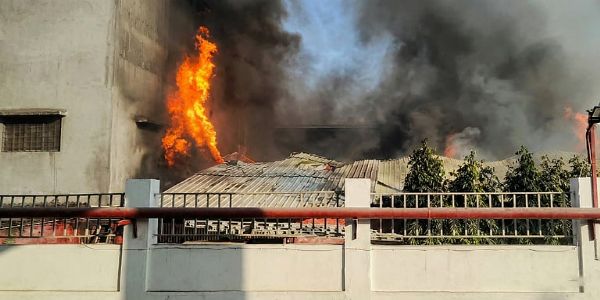 तपसिया की सोफा फैक्ट्री में लगी भयावह आग, इलाके में अफरा-तफरी