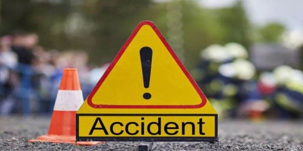 अनियंत्रित ट्रेक्टर गड्ढे में गिरा, ट्रॉली में दबने से दो युवकों की मौत, एक गंभीर