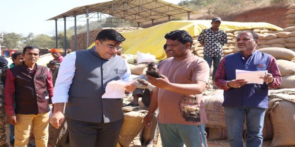 कलेक्टर ने धान उपार्जन केंद्र बरपाली का किया औचक निरीक्षण