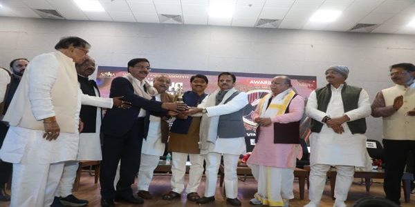 उप मुख्यमंत्री शुक्ल विंध्य गौरव अवार्ड कार्यक्रम में हुए शामिल, विंध्य क्षेत्र की विभूतियों को किया सम्मानित