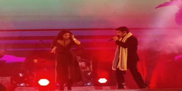 बलरामपुर : तातापानी महोत्सव में सुरों की सुनामी, आदित्य नारायण–सना अरोड़ा की जोड़ी ने दर्शकों को झूमने पर किया मजबूर