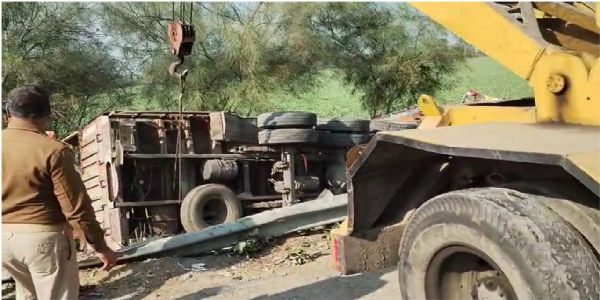 तेज रफ्तार ट्रक ने चार लोगों को रौंदा, दो की मौत