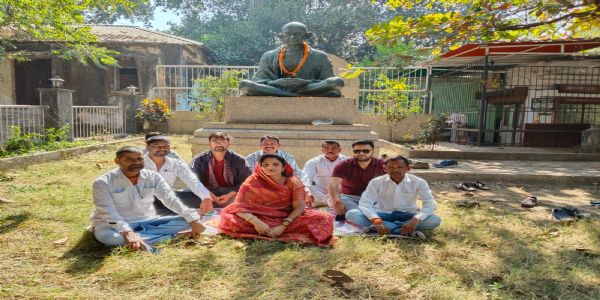 महापुरुषों के अपमान के विरोध में कांग्रेसियों ने किया मौन सत्याग्रह