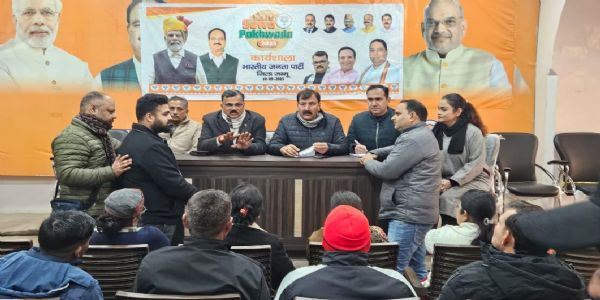 जनता दरबार में लोगों की समस्याएं सुनी, नेकां सरकार को बताया बुनियादी सेवाओं में विफल