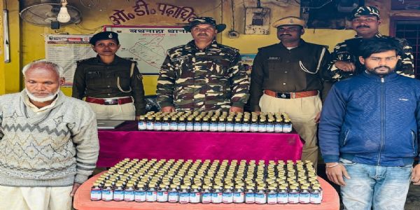 प्रतिबंधित 132 बोतल कोडीन युक्त कफ सिरप के साथ तस्कर गिरफ्तार