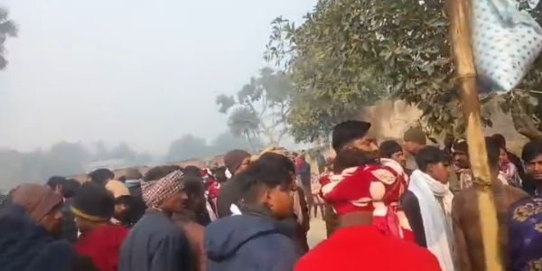 जौनपुर में युवक का शव गेट पर लटका मिला, हत्या का आराेप