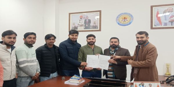 जींद : एबीवीपी ने वीसी के ओएसडी को सौंपा ज्ञापन