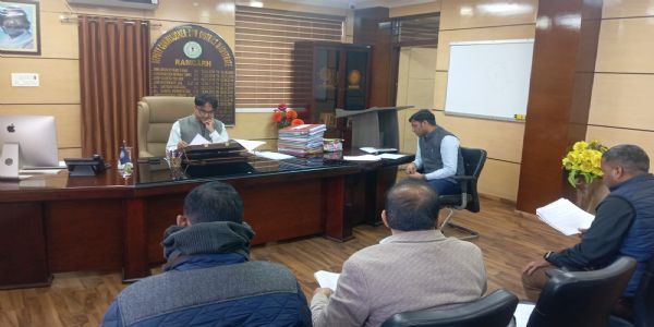 डीसी ने की समीक्षा बैठक, दिये कई निर्देश