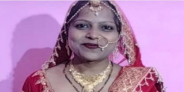 ड्यूटी पर गया सफाईकर्मी पति, पत्नी ने फांसी लगा दे दी जान