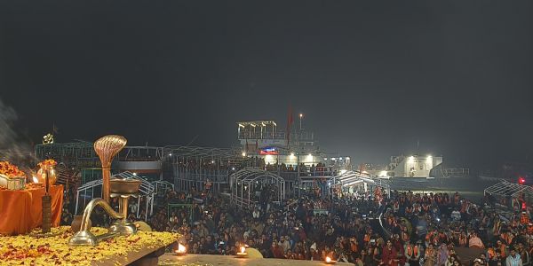 भारत के मुख्य न्यायाधीश सूर्यकांत और इलाहाबाद हाई कोर्ट के मुख्य न्यायाधीश ने काशी में देखी भव्य गंगा आरती