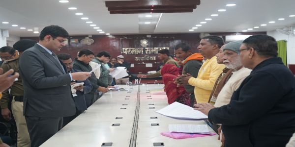 जनता दरबार में डीएम ने सुनी 80 फरियादियों की फरियाद