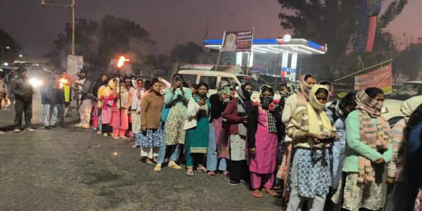 झारखंड बंद की पूर्व संध्या पर खूंटी में निकाला गया मशाल जुलूस