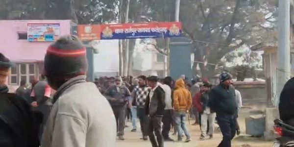 छुट्टा जानवरों से परेशान किसान पहुंचे थाने, ब्लाक पर दिया धरना