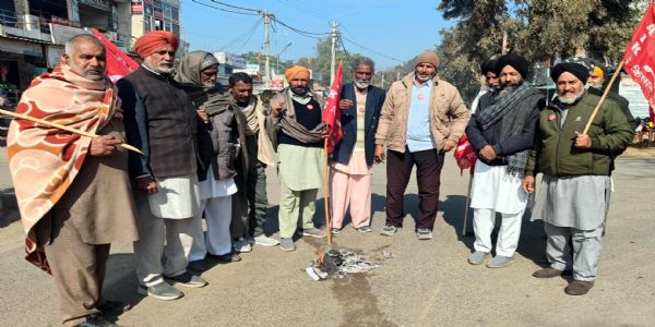 फतेहाबाद : किसानों ने केंद्र सरकार के खिलाफ किया प्रदर्शन