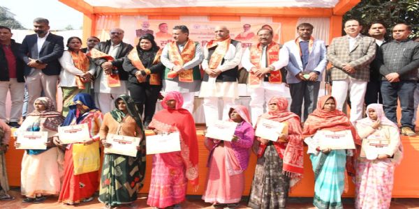 आवास योजना के प्रमाण पत्र पाकर खिले 162 लाभार्थियों के चेहरे