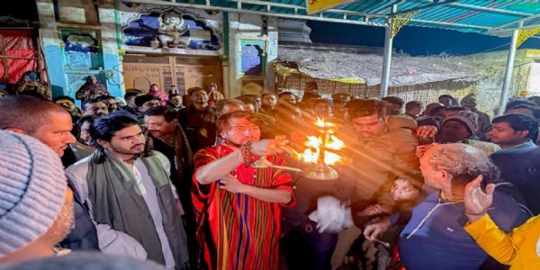 तपोभूमि चित्रकूट पहुंचे बागेश्वर धाम के पीठाधीश्वर धीरेन्द्र कृष्ण शास्त्री ने किया कामदगिरि पर्वत की परिक्रमा