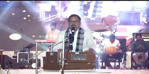 बलरामपुर : तातापानी महोत्सव में क्षेत्रीय कलाकार को मिला मंच, पवन पाण्डेय की शानदार प्रस्तुति ने लूटा दर्शकों का दिल