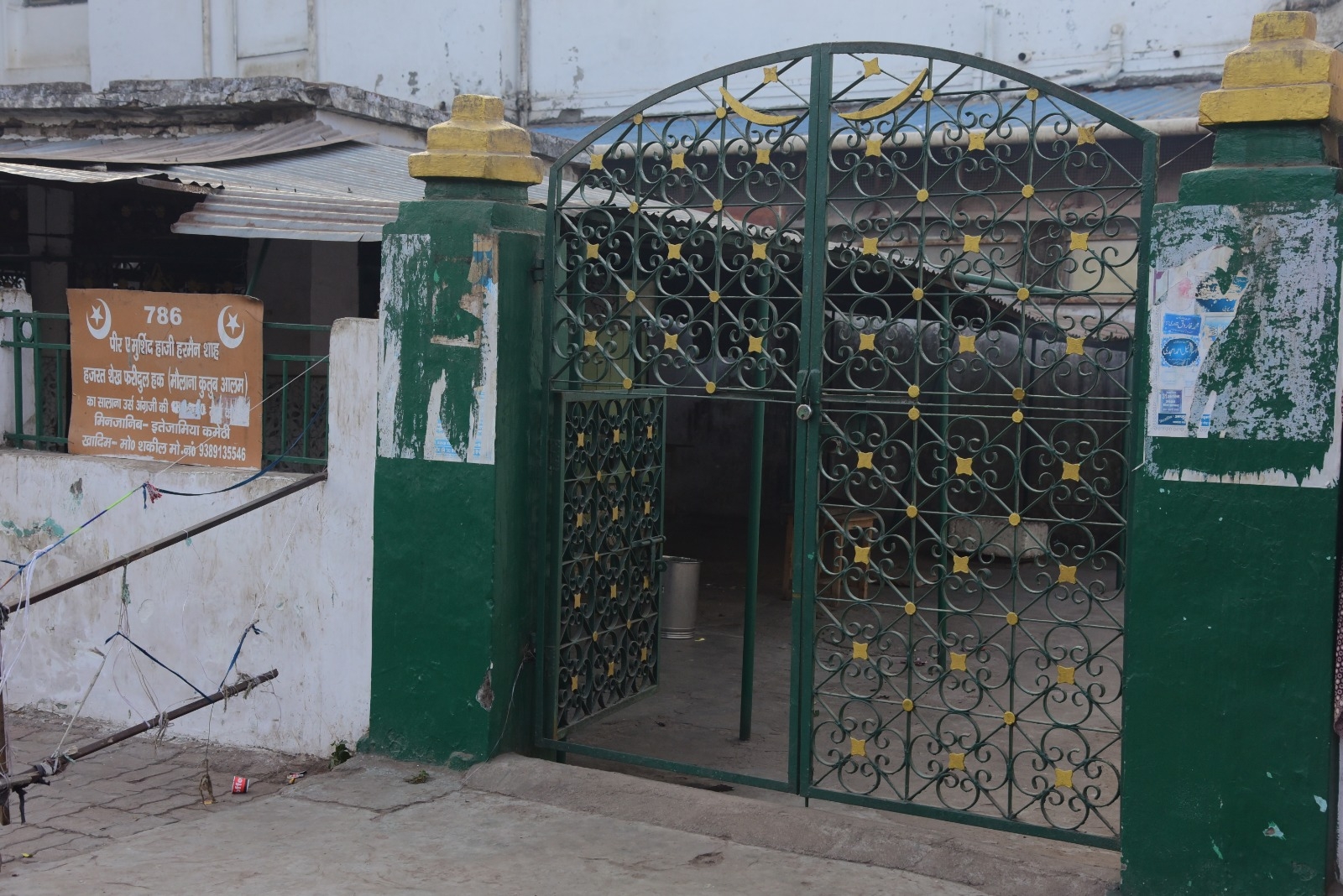 क्वीन मेरी के मुख्य गेट के बगल में बनी मजार