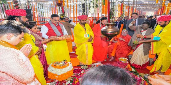 यज्ञ की पूर्णाहुति देती हुईं राष्ट्रपति द्रौपदी मुर्मु, साथ में राजस्थान के मुख्यमंत्री भजनलाल शर्मा ।