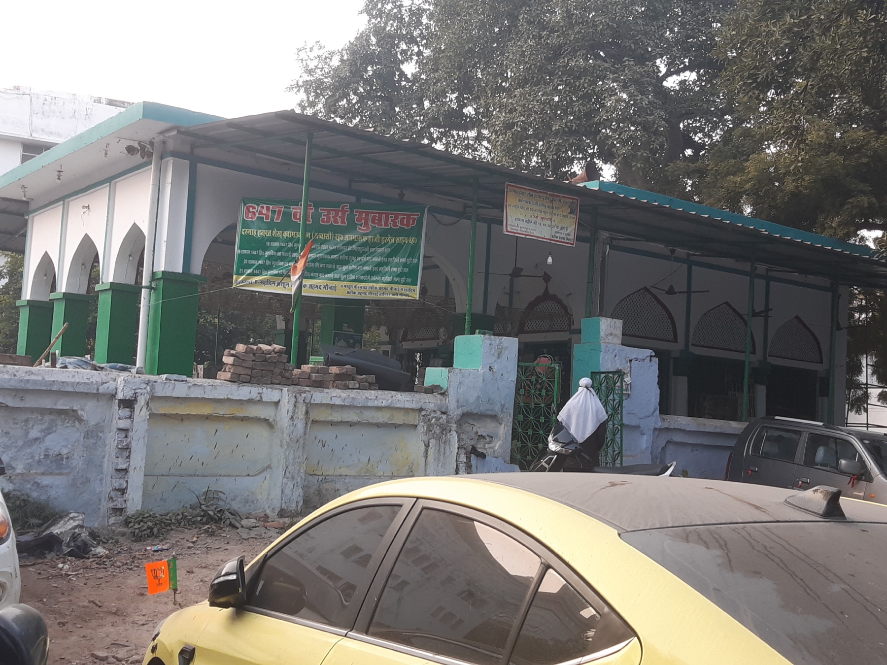 नेत्र रोग विभाग के पीछे खड़ी मजार