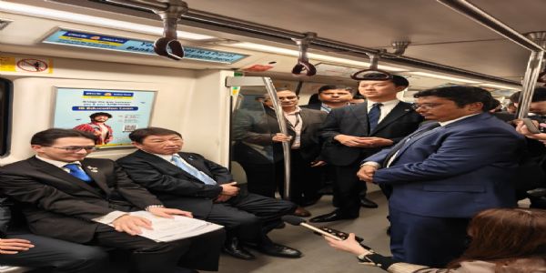 केंद्रीय सचिवालय से पटेल चौक तक दिल्ली मेट्रो में शनिवार को यात्रा करते जापान के विदेश मंत्री तोशिमित्सु मोटेगी