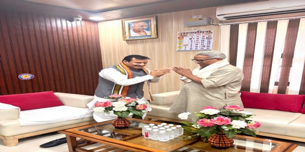 आरएसएस के पूर्व सह सरकार्यवाह डॉ. कृष्णगोपाल का स्वागत करते कुलपति